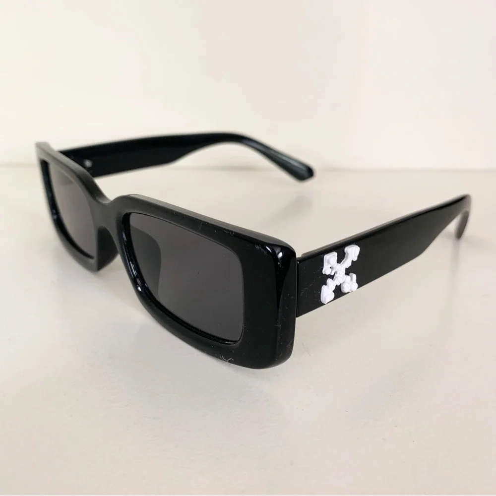 New square Black sunglasses